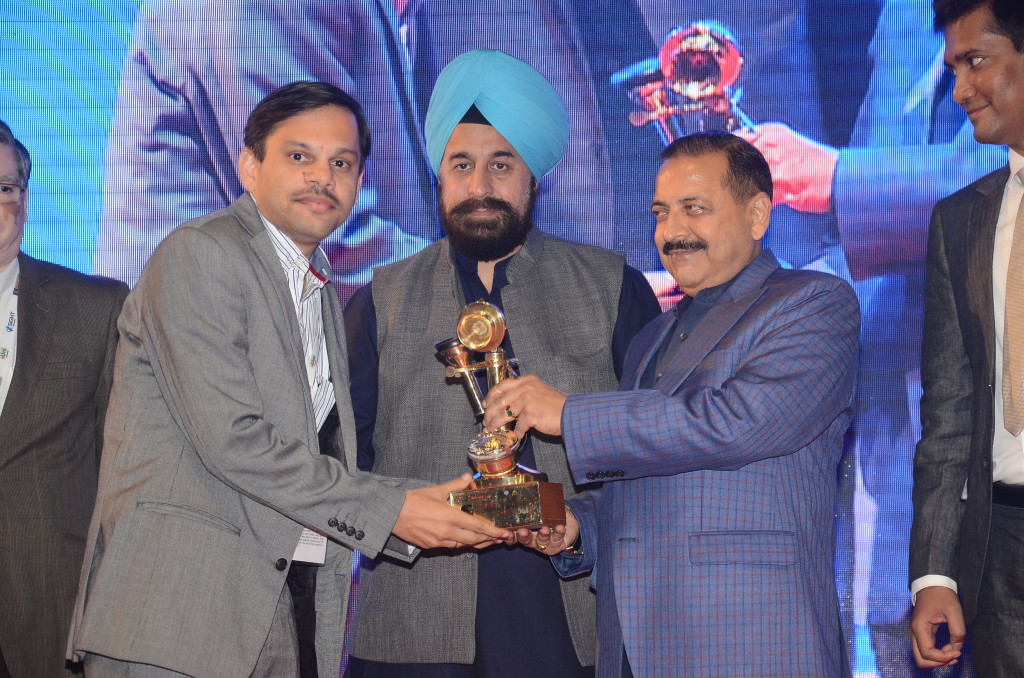 Kloutix receiving the Analytics and Business Intelligence award at the 6th Aegis Graham Bell Awards
